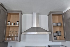 Private kitchen - Private Hot Tub Retreat / Fire Pit/Near Mt. Rainier & St Helens (Mossyrock)
