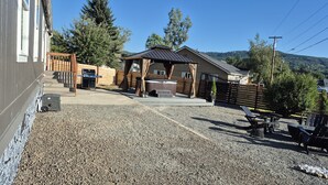 Outdoor dining - Private Hot Tub Retreat / Fire Pit/Near Mt. Rainier & St Helens (Mossyrock)