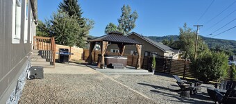 Private Hot Tub Retreat / Fire Pit/Near Mt. Rainier & St Helens