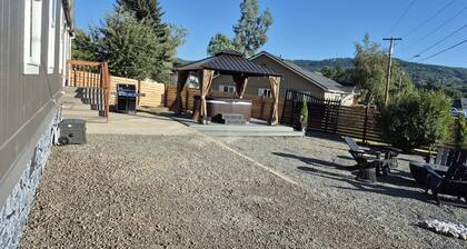 Private Hot Tub Retreat / Fire Pit/Near Mt. Rainier & St Helens