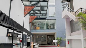Outdoor dining - Townhouse Durgi Guddi Shivamogga (Shivamogga)