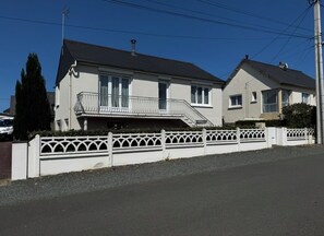 Unclassified image, 2 of 14, button - Vrbo Property (Plouha)