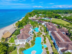 A resort with multiple buildings, a large swimming pool, and a beach. - Private Poolside Villa Retreat · Full Resort Access · Tranquil Rest & Stay (Jutiapa, Atlántida)