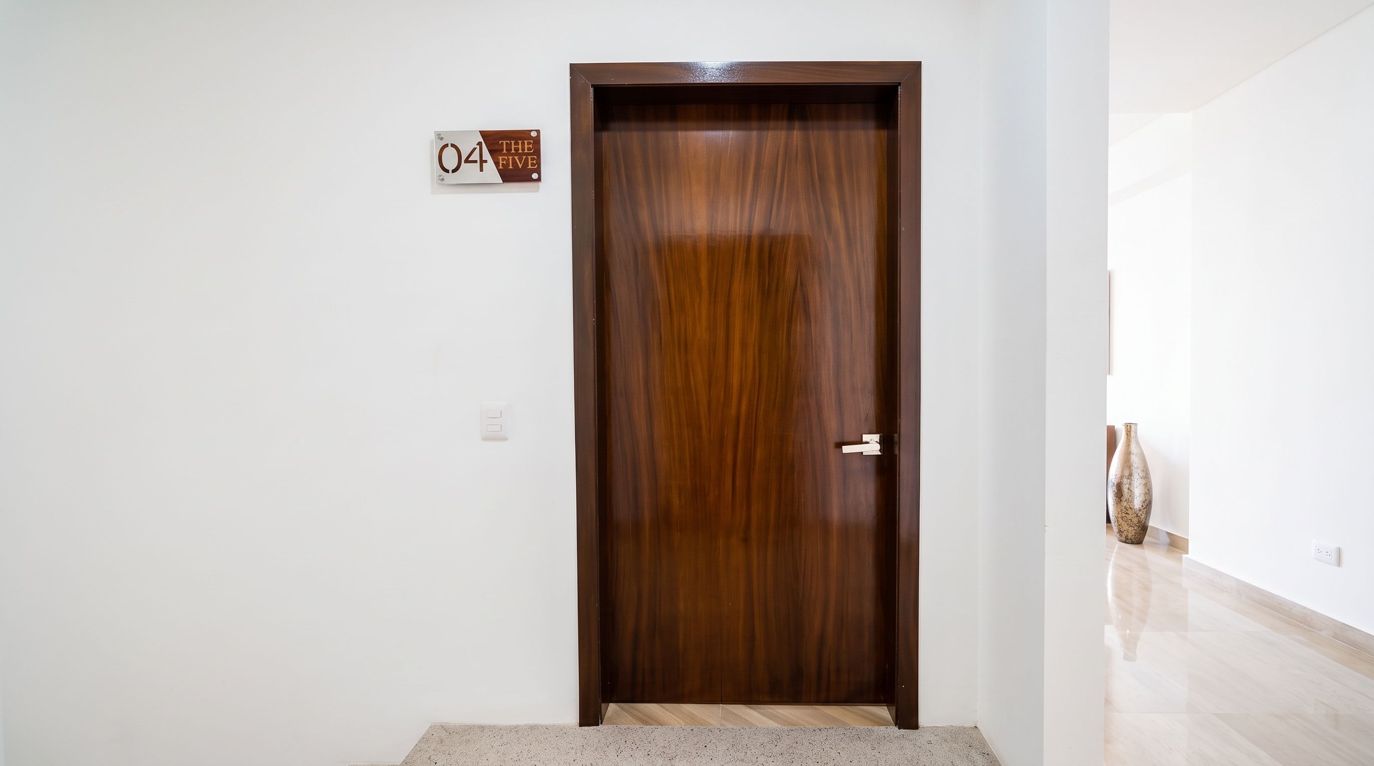 Una puerta de madera con un cartel encima que dice '04 THE FIVE'.