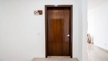 Una puerta de madera con un cartel encima que dice '04 THE FIVE'.