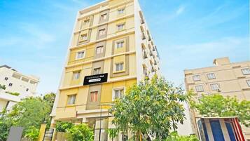 Un edificio residencial de varios pisos con un letrero que indica 'Townhouse Oak'.