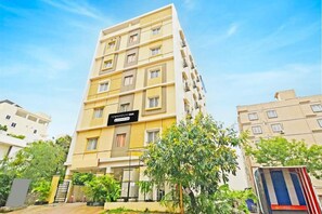 Um edifício residencial de vários andares com uma placa indicando 'Townhouse Oak'.