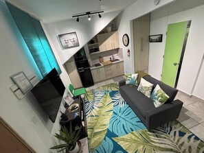 A compact living space with a sofa, a dining area, and a kitchen. - Apartment, 2B, AC, Pool 10 Minutes Airport (San Juan)