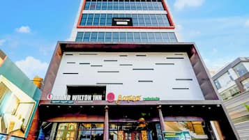 Un edificio de varios pisos con un hotel de negocios y un letrero de servicios para empresas.