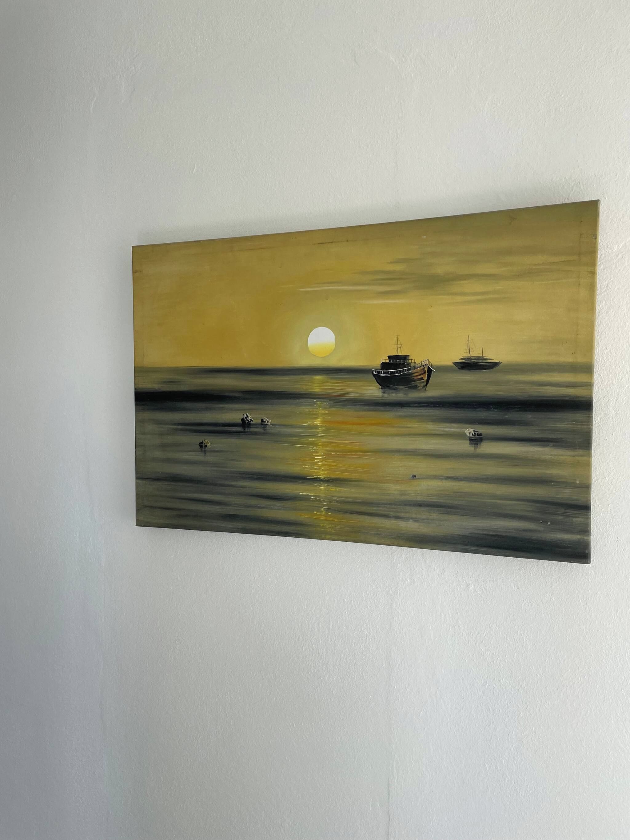 Ein Gemälde vom ruhigen Meer bei Sonnenuntergang mit einem Boot und einem Schiff.