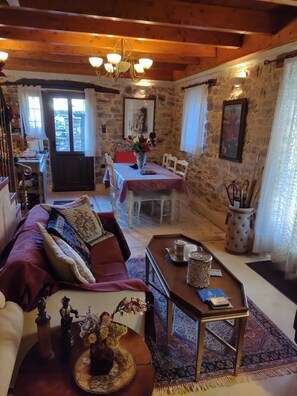 Living area - Ενοικιαζόμενη βίλλα μέχρι 9 άτομα μια εμπειρία διαμονής στα Καλάβρυτα για δράση (Kleitoria)