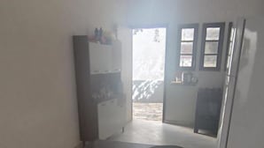 Cocina con encimera de granito, tres hornillas y un refrigerador.