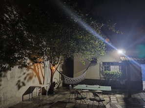 Dormitorio compartido económico | Restaurante al aire libre