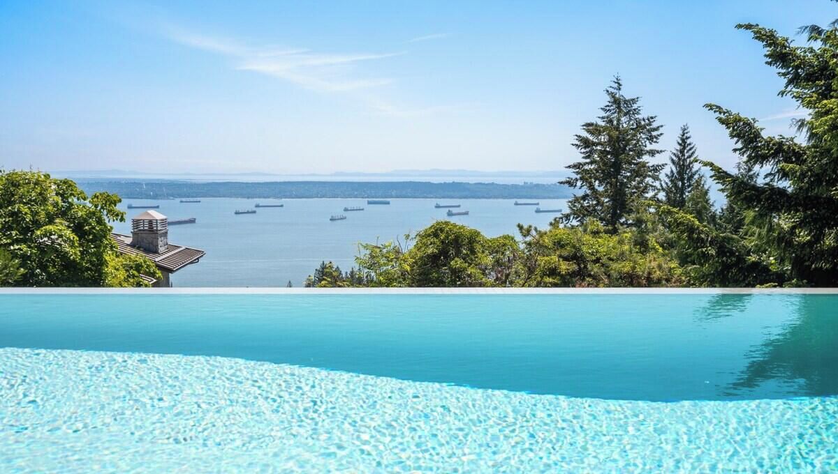 Une piscine d’eau cristalline, d’un bleu éclatant, d’où l’on peut admirer l’océan et les navires qui voguent au loin.
