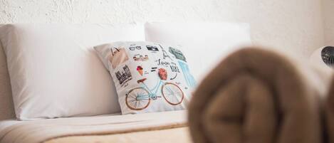 Desk, iron/ironing board, WiFi, bed sheets