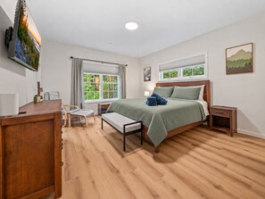 Room - New 2026 Build · 3 Min to Loon · Movie Room · Pool & Hot Tub · Sleeps 20 (Lincoln)