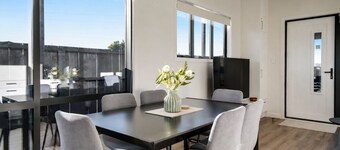 Modern & New 3BR - 2.5 bath Haven Near Totara Park