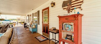 Deerfield Inn - Two Queen Beds - Handicapped