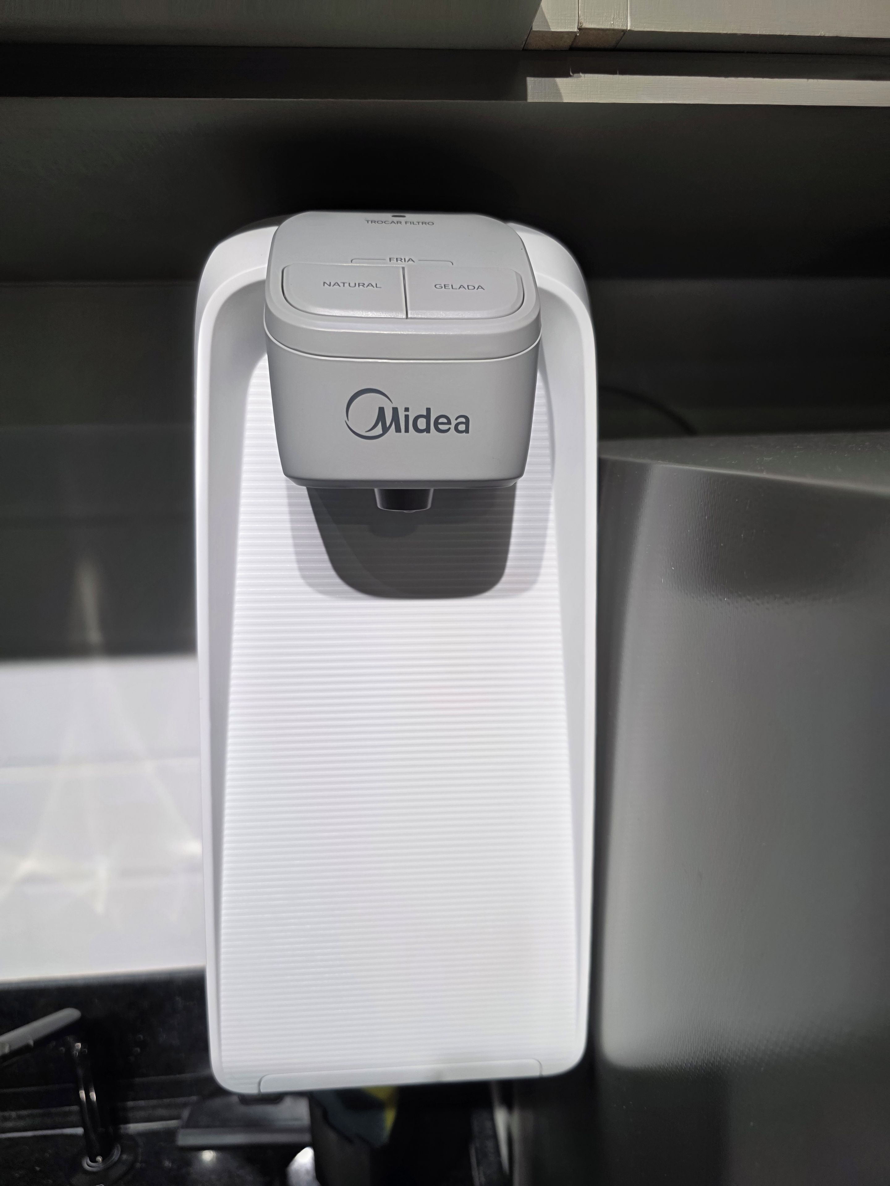 Un fabricante de hielo Midea con un panel de control que ofrece opciones como 'Natural', 'Gelada' y 'Fría'.