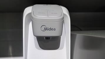 Un fabricante de hielo Midea con un panel de control que ofrece opciones como 'Natural', 'Gelada' y 'Fría'.