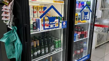 Dos máquinas expendedoras de InHouse Market con bebidas y aperitivos.