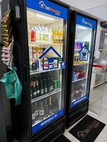 Duas máquinas de venda automática InHouse Market repletas de bebidas e lanches.