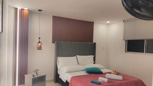 Un dormitorio moderno con cama, mesita de noche y ventana.
