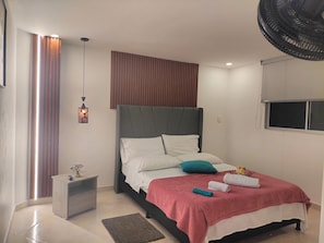 A modern bedroom with a bed, bedside table, nightstand, and a window. - Modern, 100 m², 3 beds, great views, Wi-Fi 402 (Medellín)