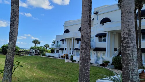Amazing 2 /2 Beachside Get Away w/Nice Ocean View!
