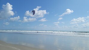 A beach with a clear sky and a person kite surfing. - Amazing 2 /2 Beachside Get Away w/Nice Ocean View! (Cape Canaveral)