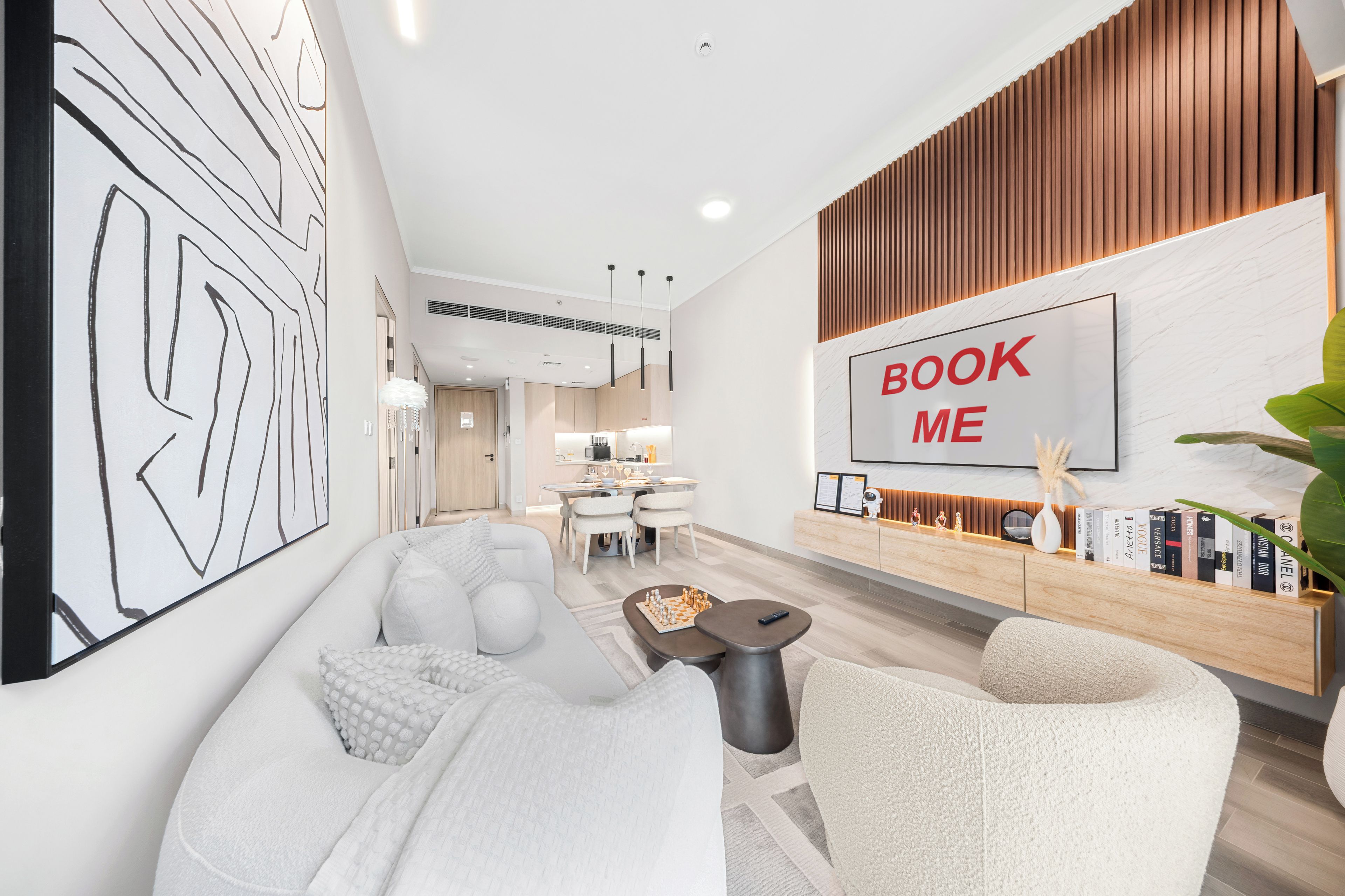 Een moderne woonkamer met een bank, een salontafel en een eethoek met een tafel en stoelen.