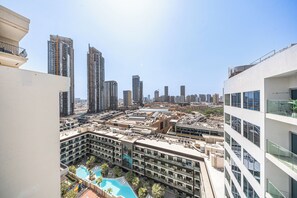 Ein Hochhaus-Hotel mit mehreren Etagen, einem Dachpool und Blick auf die Stadtlandschaft.
