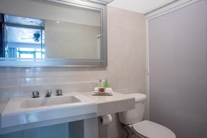 Suite, Balcony, City View | Bathroom | Hair dryer (on request), towels - HOTEL TOCA MADERA (Chapala)