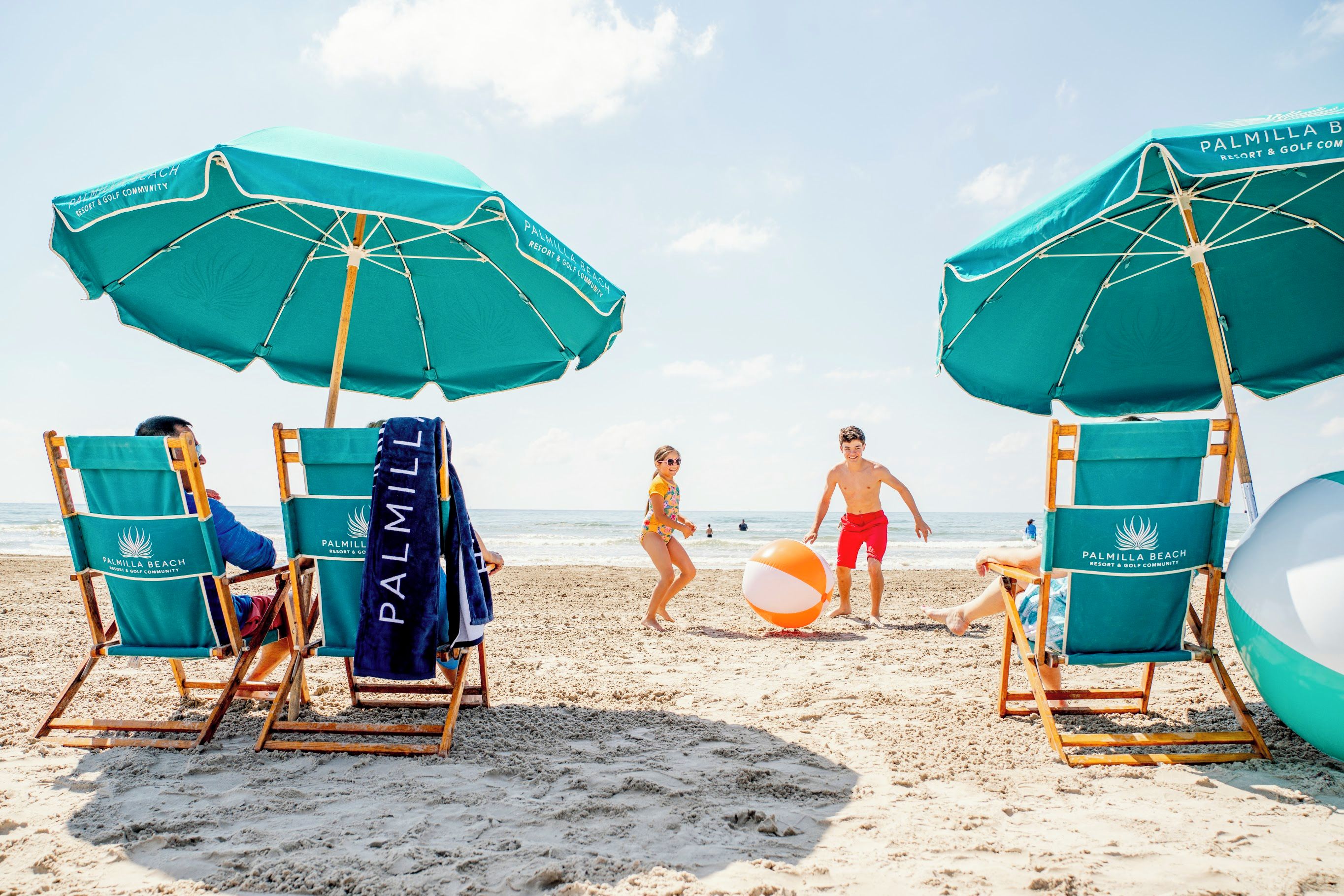 Une scène de plage avec des chaises de plage et des parasols, au Palmilla Beach Resort & Golf Community.