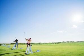 Ein Golfplatz mit Spielern, die ihren Schwung üben.