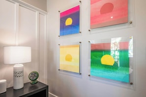 Un mur orné de quatre œuvres d’art encadrées représentant des paysages solaires abstraits.