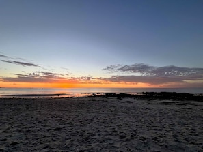 A beach with a clear sky and a sunset. - Bliss at the Bay, Moonta Bay (Moonta Bay)