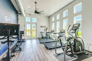 Ein Fitnessstudio mit Laufbändern, Ergometer und Krafttrainingsgeräten.