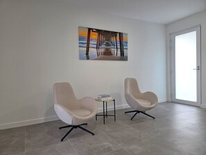 A modern room with two chairs, a small table, and a painting of a pier. - Belless at Moonta Bay, Moonta Bay (Moonta Bay)
