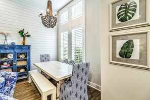 Ein Essbereich mit einem Holztisch, Bänken und einem blauen Schrank mit Schubladen.