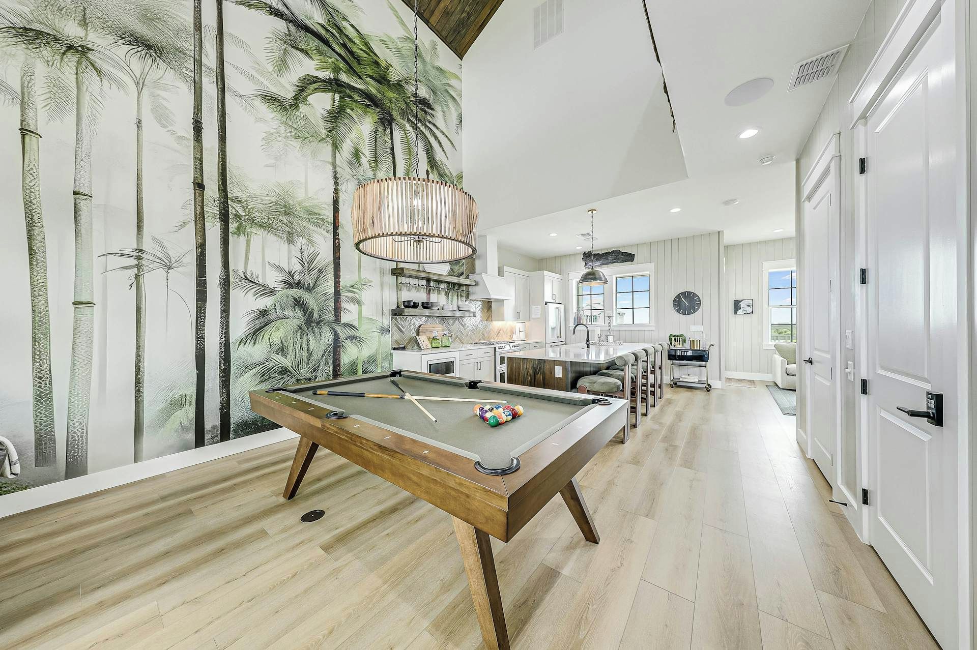 Una cocina amplia con mesa de billar, comedor y vistas al exterior.