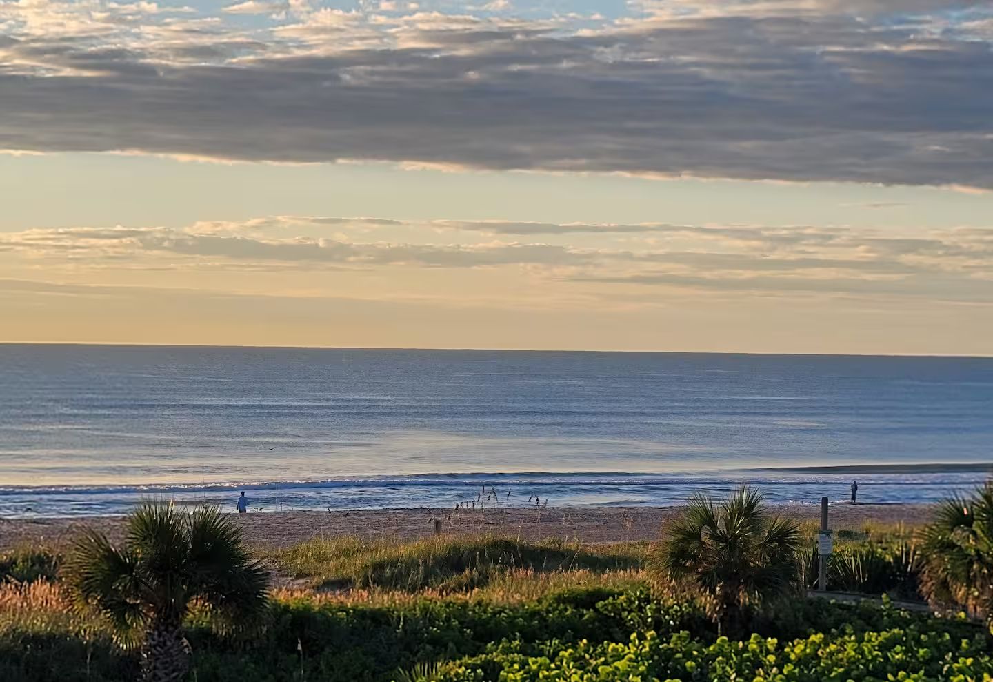 Uma praia com vista para o oceano e céu claro.