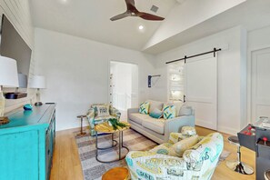 Una sala de estar con un sofá, una mesita de centro y un mueble azul turquesa.