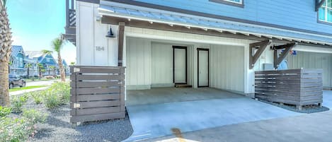 Et hus med garage, to døre og en indkørsel.