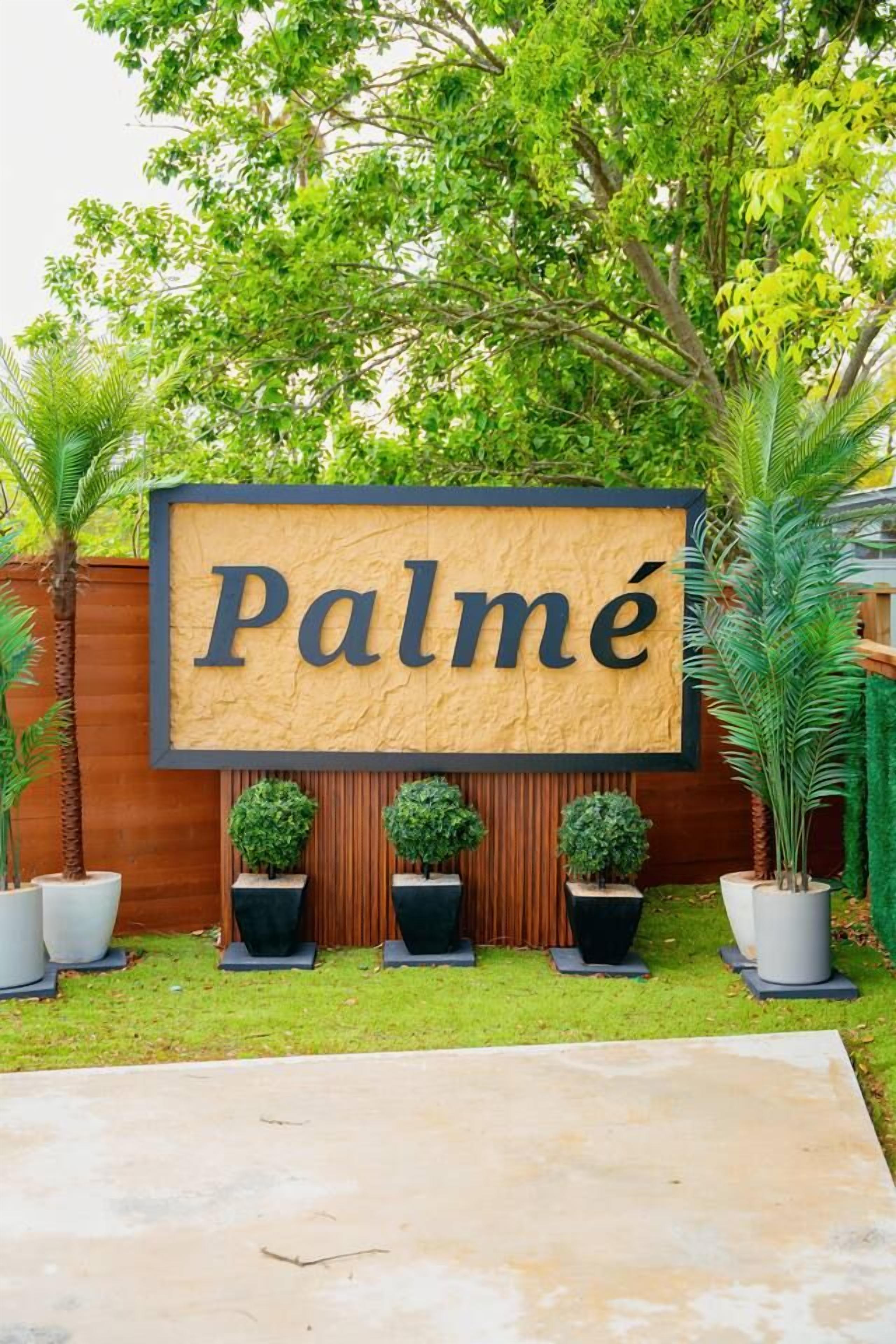 Une pancarte portant le mot « Palme », qui indique le nom de la propriété.