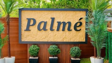 Une pancarte portant le mot « Palme », qui indique le nom de la propriété.