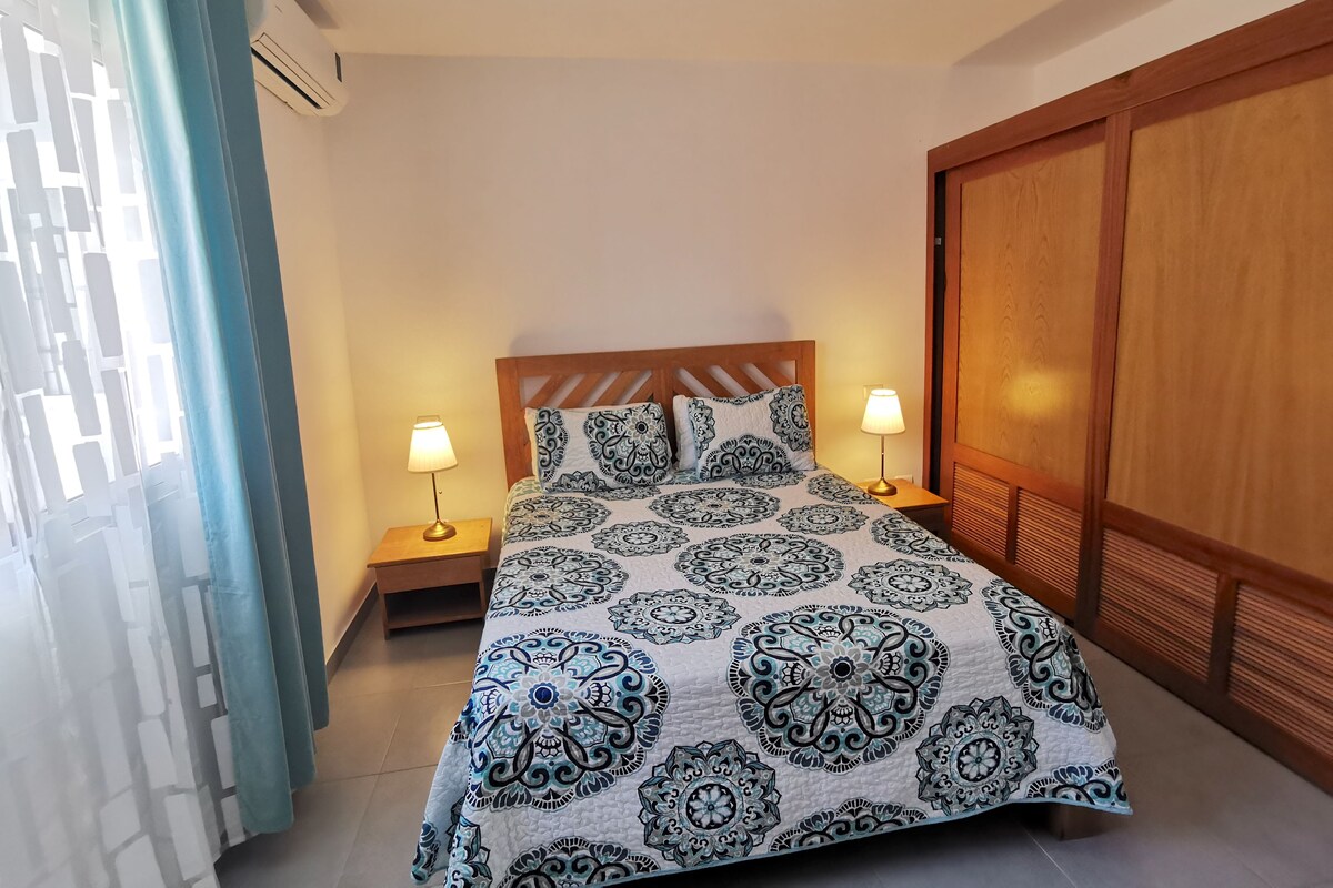 Phòng Suite Deluxe, ban công, quang cảnh vườn | Két bảo mật tại phòng, màn/rèm cản sáng, bàn ủi/dụng cụ ủi quần áo 