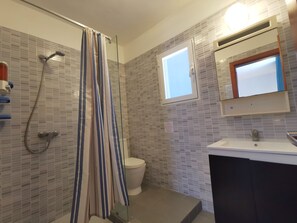 A bathroom with a shower, toilet, and sink. - TROPICANA FAMILY CLUB playa LOS CORALES (La Altagracia Province)