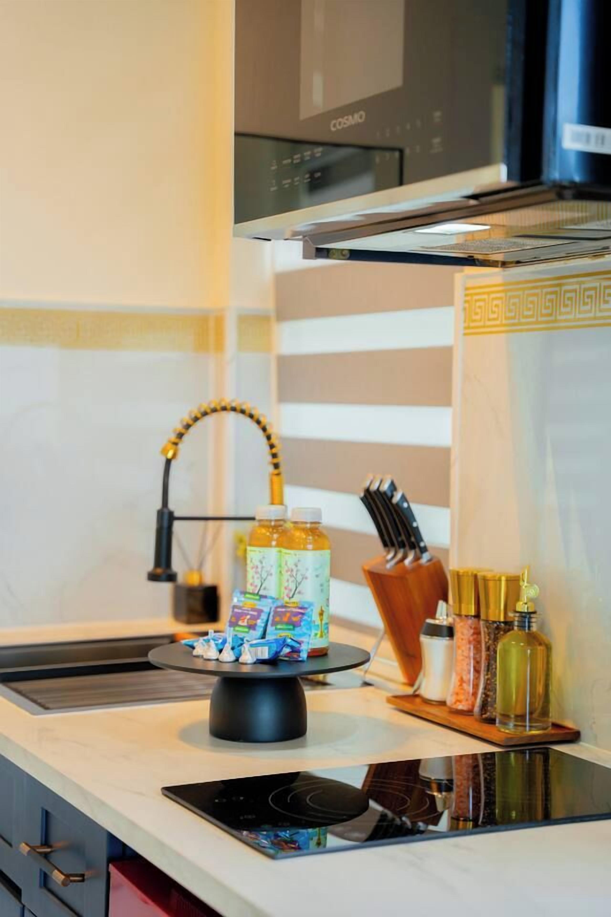 Coffee/tea maker, fridge, microwave, stovetop