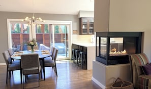 A dining area with a round table, chairs, and a chandelier. - Bright & Spacious 3BR/2BA Home Close to Downtown and Sundance Film Festival (Boulder)